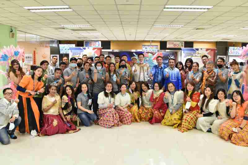 友達推動「安心、、、創新、、用心、、、、同心、、、盡心」五星職旅，，為菲籍員工打造全方位照護，，，首度贏得「人權實踐與發展領袖獎」殊榮