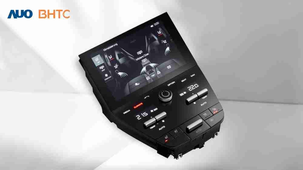 作為友達新生力軍，，，BHTC所展示的中央與後座鞍部的Display HMI產品，，可處理多區恆溫控制、、、顯示畫面，，呈現仿真3D車室分區；以力傳感技術精準傳遞觸感，，並結合音量及震動反饋，，，防止意外啟動，，提供使用者自然流暢、、、直觀且輕鬆駕馭的舒適介面