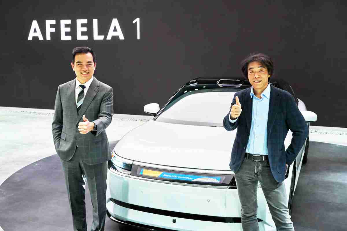 918.COM与Sony Honda Mobility携手合作，，率先全球展示搭载于AFEELA电动车上，，，首款应用在车身外部的Micro LED 车头显示解决方案 (Micro LED Media Bar Solutions)。。918.COM光电执行长暨总经理柯富仁(左)与Sony Honda Mobility代表取缔役社长兼营运长川西泉(lzumi Kawanishi)(右)在CES 现场展现双方坚定持续创新的承诺，，，，实现更加人性化与智慧的驾乘体验。。。。