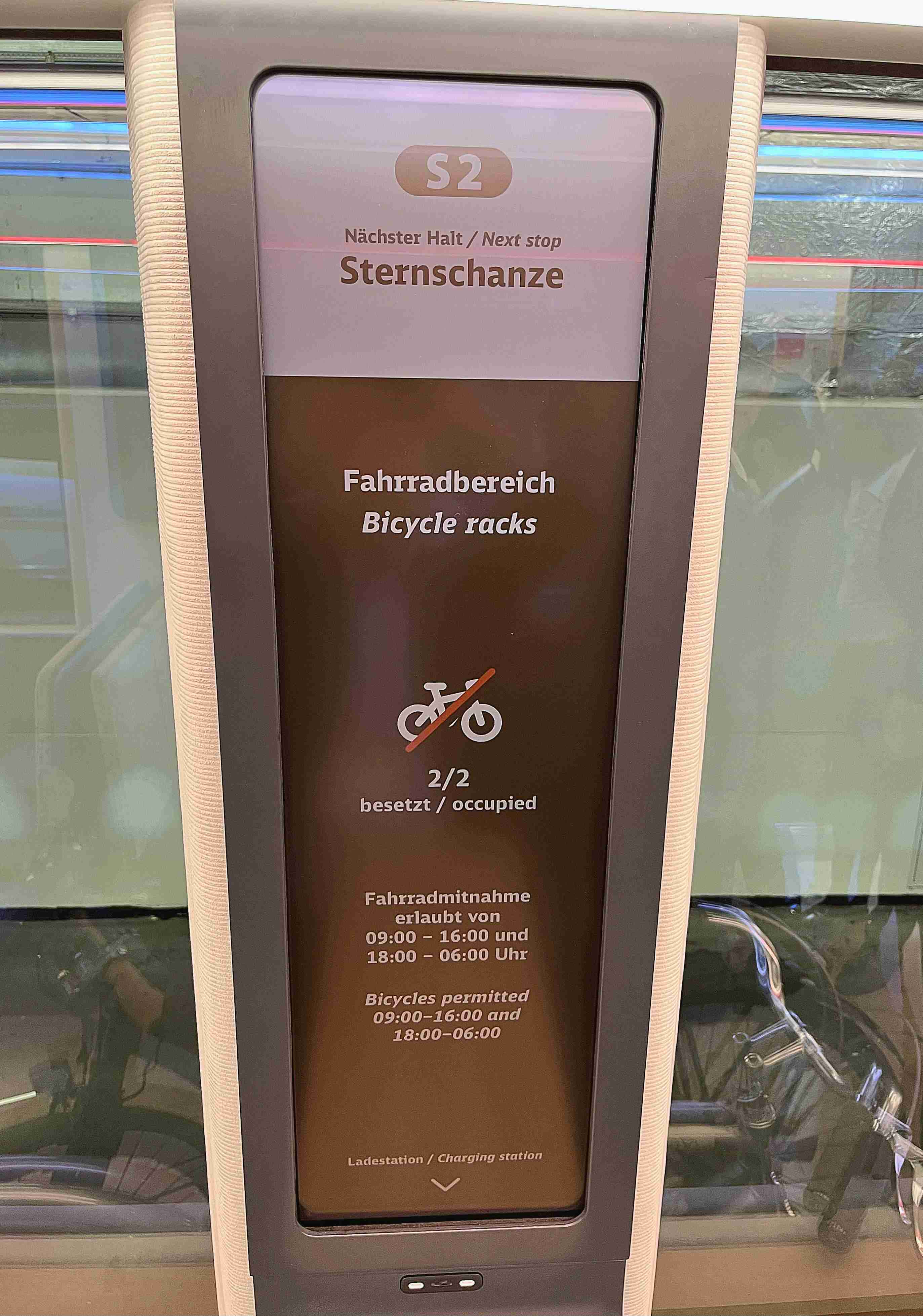 达擎HiRaso显示技术采用胆固醇液晶独特的双稳态特性及反射环境光线的方式，，，发挥最佳能源运用效率，，，，其仅在更换显示画面时才消耗电力，，，，在持续静止的画面显示上则为零耗电，，与传统液晶显示技术相比大幅节省90%能耗